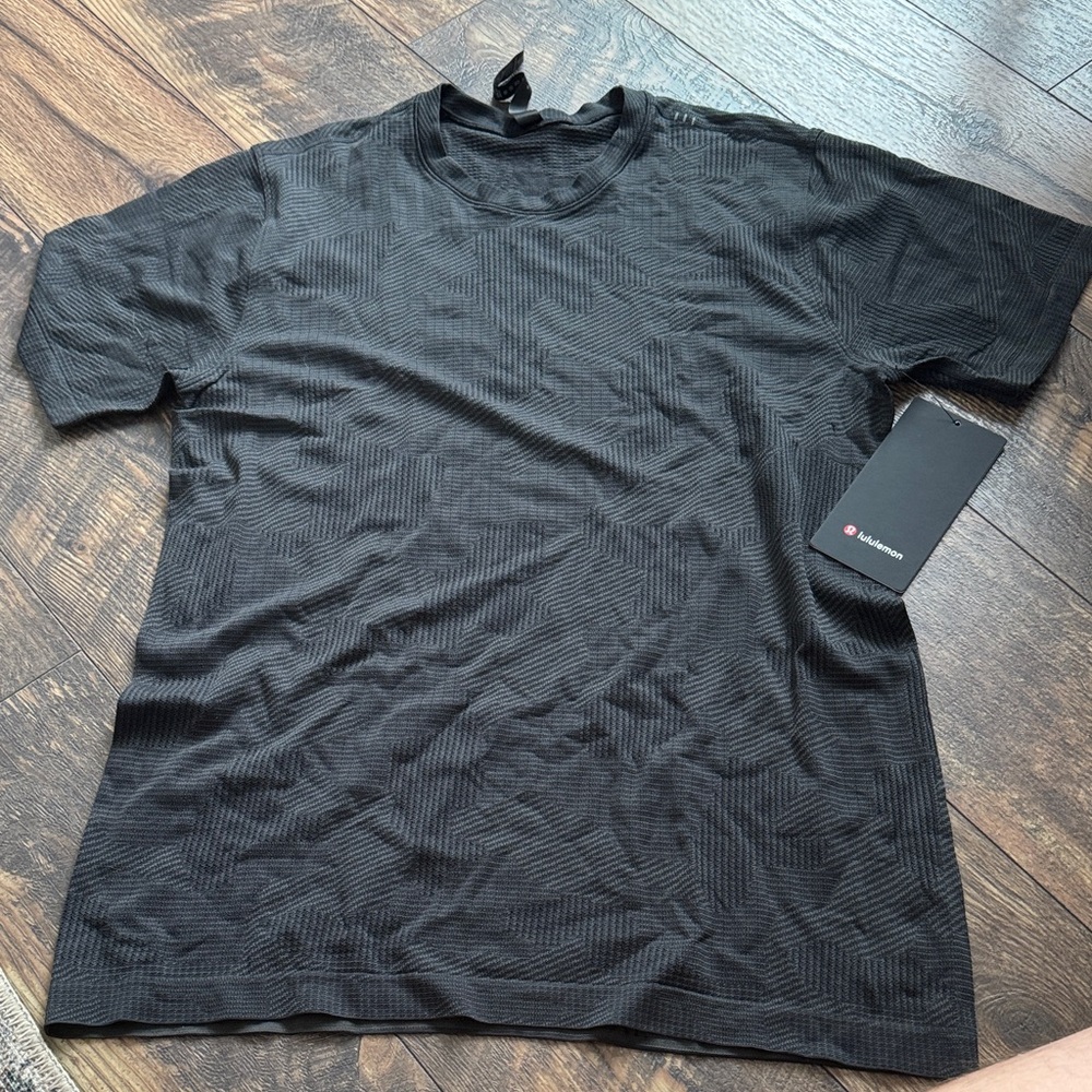 lululemon athletica textured metal vent breathe t shirt